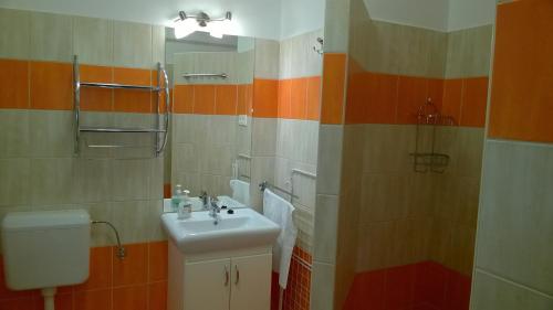 Bathroom, DUO Apartmanok in Petofi Sandor Lakotelep
