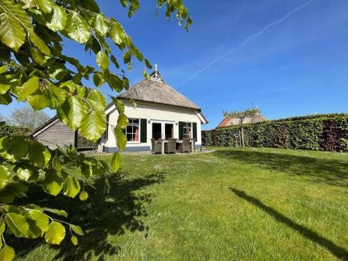  Country house with a terrace near the Langweerder Wielen, Pension in Sint Nicolaasga bei Rohel