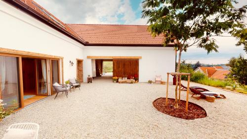 ระเบียง/ชานเรือน, Der Hof am Wald in มาเรียบิลด์