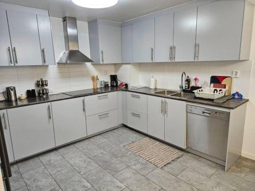 3Br House Sleeps 7 with Balcony-Garden-Bbq-FreeP in 에릭스펠트