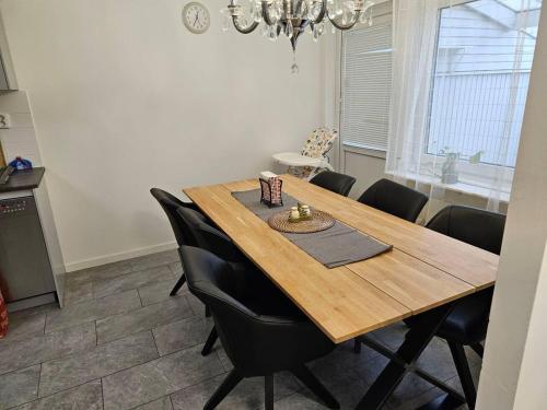 3Br House Sleeps 7 with Balcony-Garden-Bbq-FreeP in 에릭스펠트