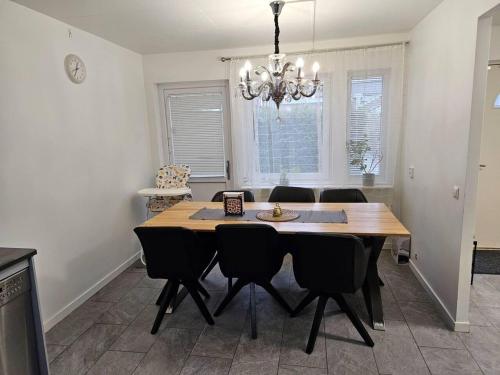 3Br House Sleeps 7 with Balcony-Garden-Bbq-FreeP in 에릭스펠트