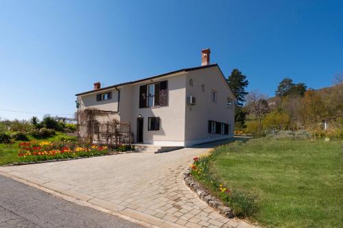 Villa Tulipa by Briskva