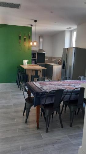 Le Maricou 120m2 totalement rénové terrasse 40m2 (Le Maricou 120m2 totalement renove terrasse 40m2) in 迪瓦地區沙蒂隆