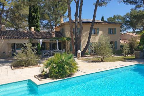 Bastide avec grande piscine face à Sainte Victoire - Location, gîte - Rousset