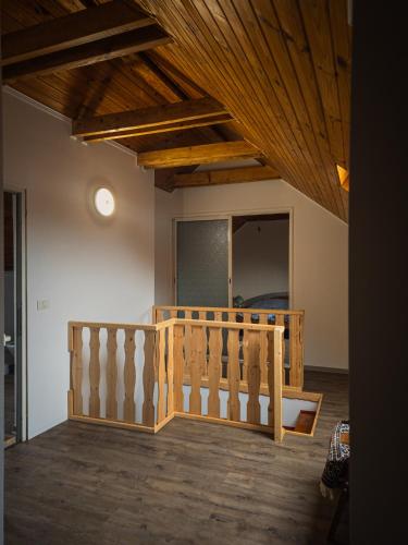 Vestabils, RadHouse Wellness Villa - Hot Tub & Fast WiFi in Dumbravita (Brasov)