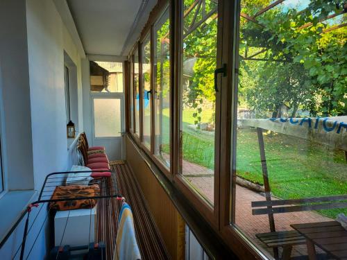 Skats, RadHouse Wellness Villa - Hot Tub & Fast WiFi in Dumbravita (Brasov)