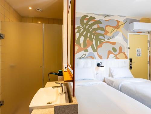 Standard Twin Room image 3