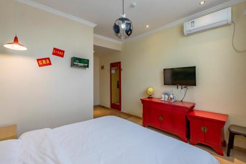 Happy Dragon Alley Hotel-In the city center with big window&free coffe, Fluent English speaking,Tourist attractions ticket service&food recommendation,Near Tian Anmen Forbiddencity,Near Lama temple,Easy to walk to NanluoAlley&Shichahai