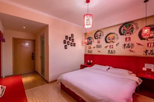 Happy Dragon Alley Hotel-In the city center with big window&free coffe, Fluent English speaking,Tourist attractions ticket service&food recommendation,Near Tian Anmen Forbiddencity,Near Lama temple,Easy to walk to NanluoAlley&Shichahai