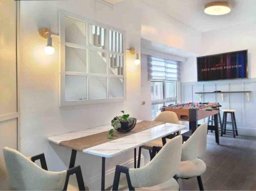 BGC - Two Bedroom Condo with Game Room with 400mbps WiFi- 09, Manila