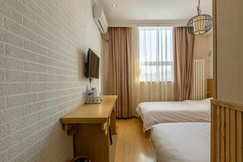 Happy Dragon Alley Hotel-In the city center with big window&free coffe, Fluent English speaking,Tourist attractions ticket service&food recommendation,Near Tian Anmen Forbiddencity,Near Lama temple,Easy to walk to NanluoAlley&Shichahai