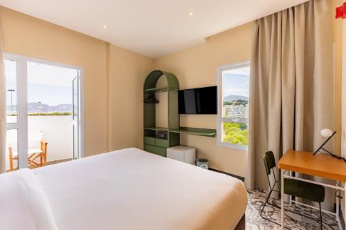 Queen Room with Balcony image 5