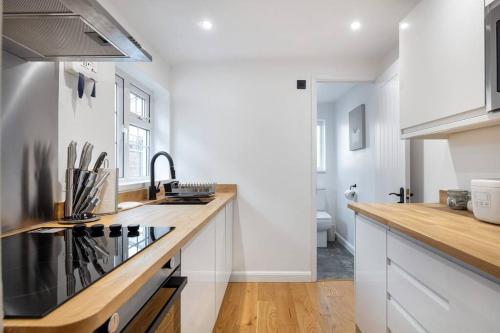 Newly Renovated 2 Bed Cottage - Long Stay Reduce Rate, Windsor (foto 7)