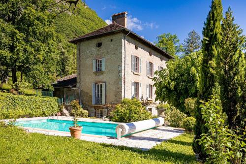 Château Monts Blancs (Chateau Monts Blancs) in Saint-Hilaire (Rhone-Alpes)