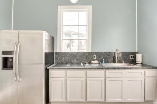 Galveston Getaway with Patio Near Porretto Beach!