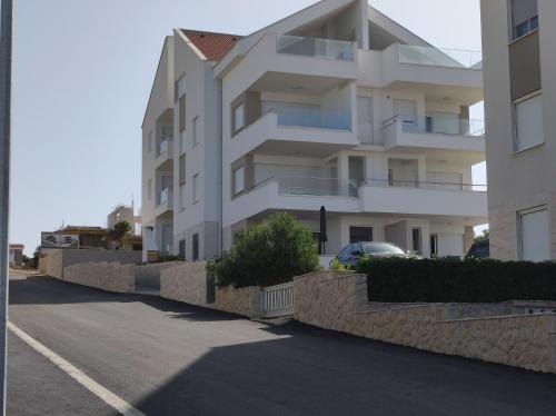 Dolphin view with a pool by the beach, Mandre (photo 2)