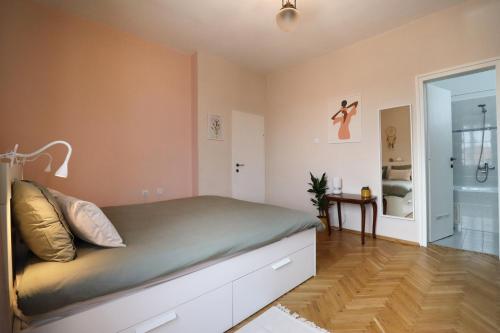 Spacious and Central Vintage - Modern Apartment, Sofia (Foto 2)