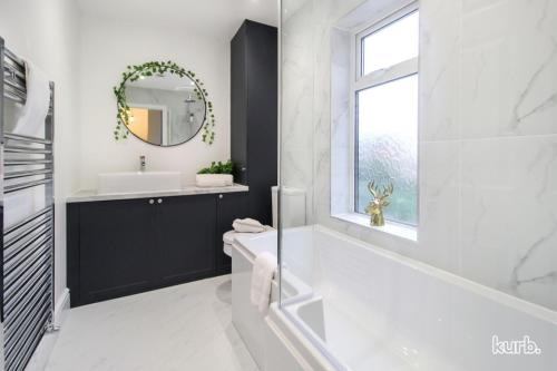 淋浴間, Carlton Hill House - 5 Bedroom House with Parking in 蓋德靈