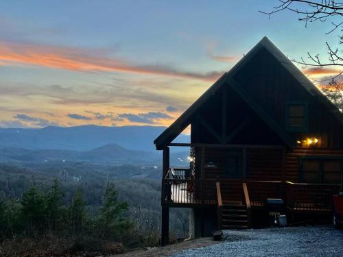 Yogis Den: Breathtaking Views! 3 min to Dollywood, on 1 acre! in Sevierville, USA