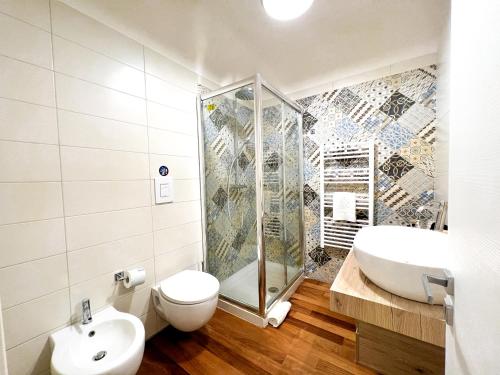 UNIQUE House - 3 Bedrooms & 2 Bathrooms with 4 Beds - 100 meters to the Metro A, Rzym (zdjęcie 8)
