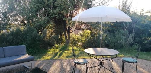 View, Chambre Bed and Breakfast dans la Villa Cypra in Trois Moulins