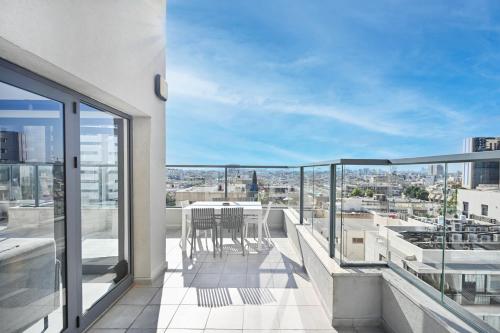Modern 3 BR Penthouse with Jacuzzi in Rothschild Blvd by HolyGuest - image 3