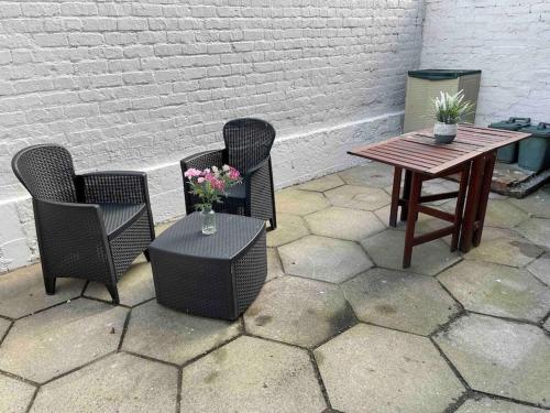 Lovely 2 bedroom house overlooking park, Free parking in Bloomfield