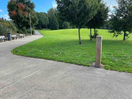 Lovely 2 bedroom house overlooking park, Free parking in Bloomfield