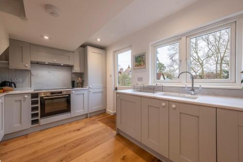 virtuve, Dedham Vale Cottage with Swimming Pool mid May to mid Sep - Yew Tree Barn in Layham