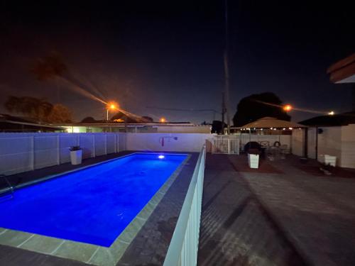 Swimming pool, City Chic with a pool in Hialeah (FL)