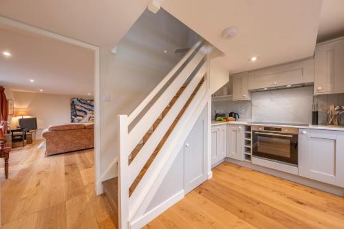 virtuve, Dedham Vale Cottage with Swimming Pool mid May to mid Sep - Yew Tree Barn in Layham