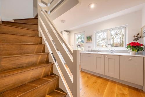 virtuve, Dedham Vale Cottage with Swimming Pool mid May to mid Sep - Yew Tree Barn in Layham
