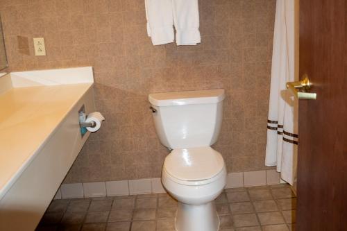 Hotel Topeka at City Center - image 12