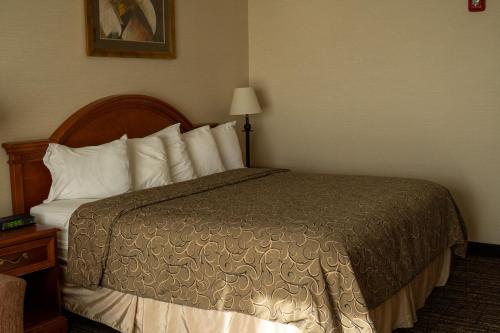 Hotel Topeka at City Center - image 11