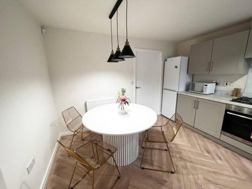 Kitchen, 3-Bed House Sleeps 5 Free Parking in Manningham