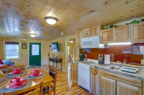 Peaceful Beattyville Cabin Near Red River Gorge! in Beattyville, USA