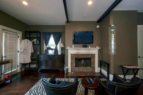 Deluxe Queen Suite image 6
