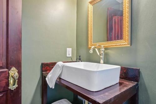 The Wingate Nashville Hot Tub & Airstream Oasis in Nashville, USA