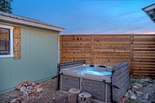 Das Grun Haus With Private Hot Tub thumb 2