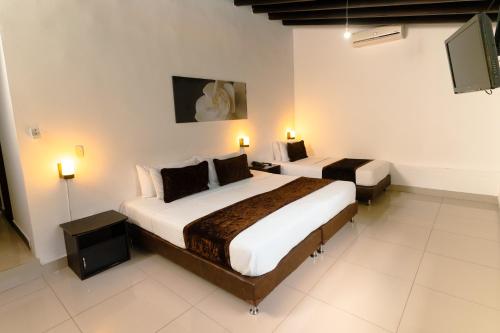 1 king bed, 1 twin bed