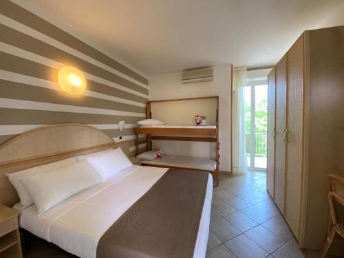 1 queen bed, 2 twin beds