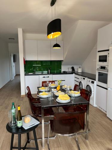 Kitchen, Orange Grove Residence in Pinheiro e Garrado