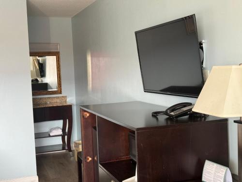 Red Carpet Inn & Suites - Danville
