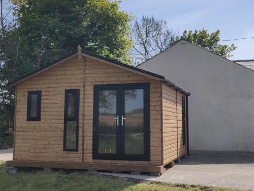 Cosy log cabin with views of Scrabo tower