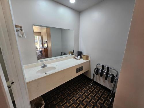 TRAVEL INN - image 13