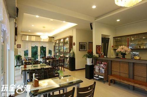 Shared lounge/TV area, Ti Siang B&B in Renai Township
