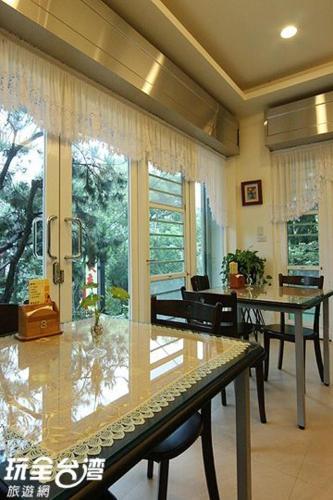 Shared lounge/TV area, Ti Siang B&B in Renai Township