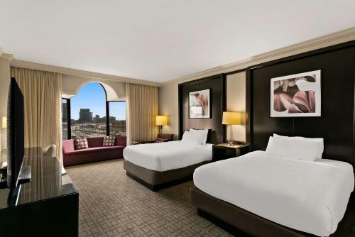 2 queen beds