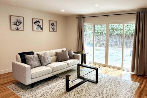 Modern, Renovated 5b/3ba near Apple, Kaiser